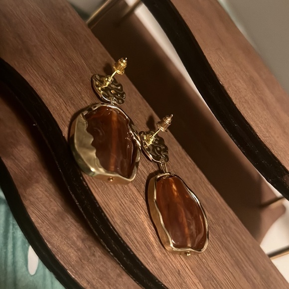 Millard-Inspired Coffee Vintage Gold Earrings - Picture 7 of 8